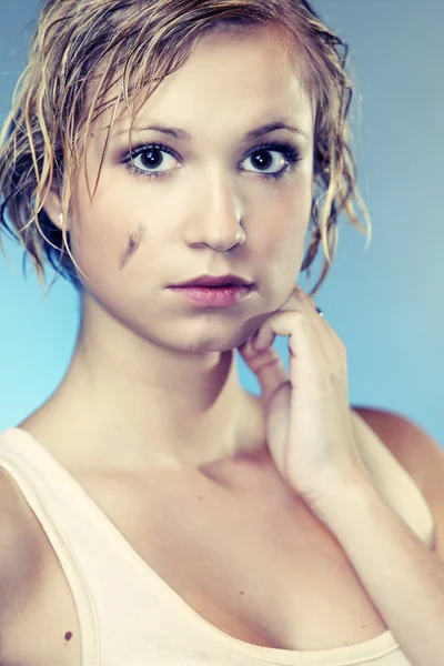 Smutsigt och fuktigt hår blond flicka — Stockfoto