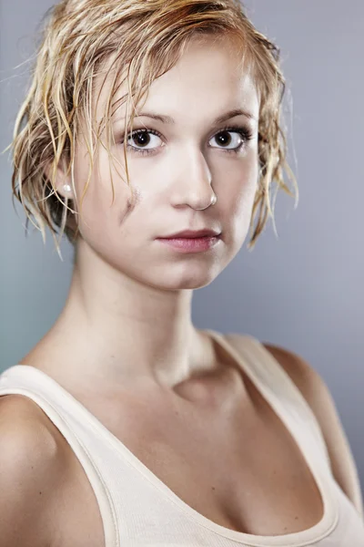 Smutsigt och fuktigt hår blond flicka — Stockfoto
