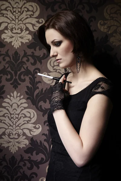 Trevlig dam modell poserar som en cigarett rökare — Stockfoto