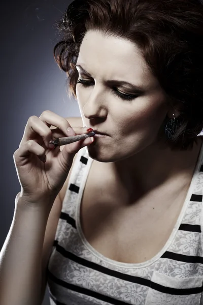 Señora usando drogas para fumar — Foto de Stock