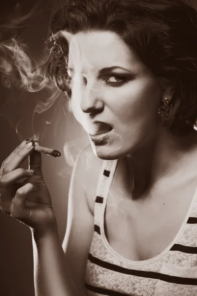 Lady using smoking drugs — Stock Photo, Image