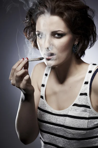 Senhora usando drogas para fumar — Fotografia de Stock