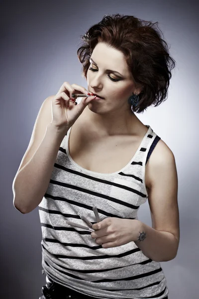 Sigara uyuşturucu kullanan kadın — Stok fotoğraf