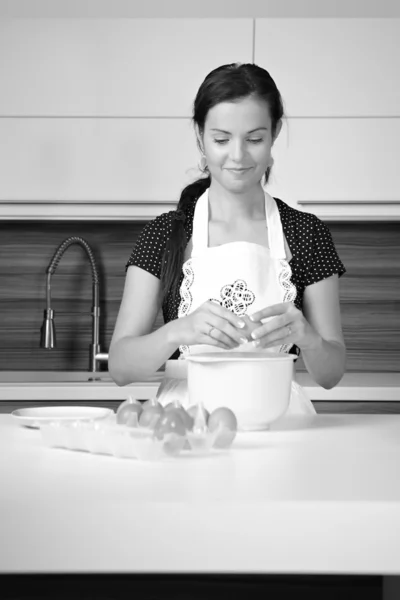 Mujer trabajando y relajándose en la cocina — Foto de Stock