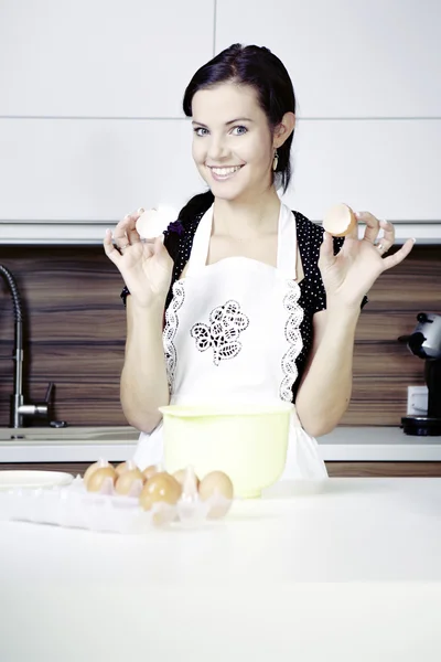 Mujer trabajando y relajándose en la cocina — Foto de Stock