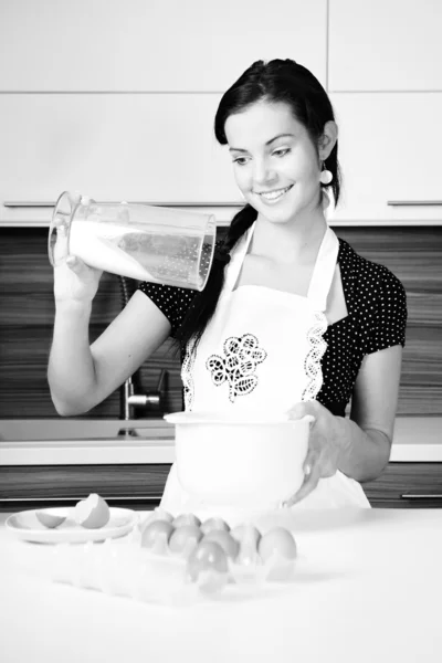 Mujer trabajando y relajándose en la cocina — Foto de Stock