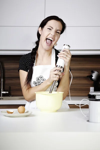 Mulher trabalhando e relaxando na cozinha — Fotografia de Stock