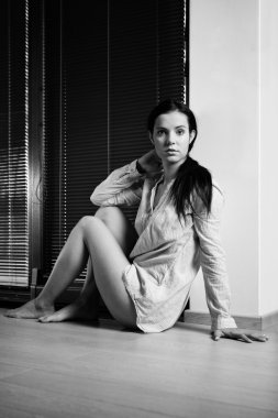 kadın evde moda ve seksi fotoğrafları için poz