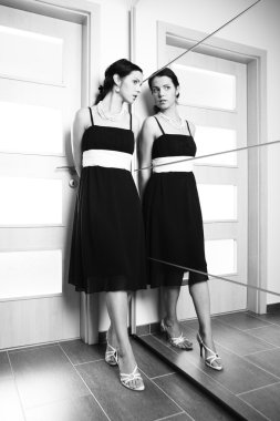 kadın evde moda ve seksi fotoğrafları için poz