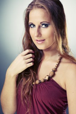 Studio moda fotoğrafları için poz kız