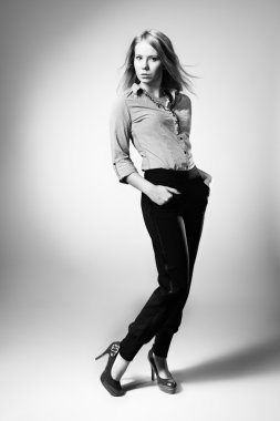 Studio moda fotoğrafları için poz kız