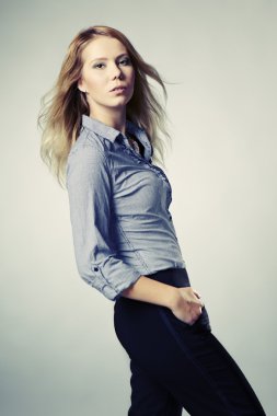 Studio moda fotoğrafları için poz kız