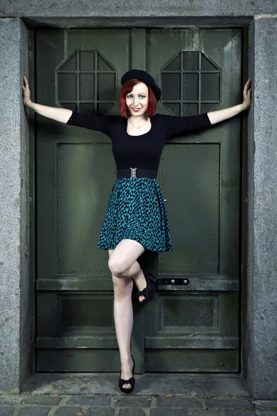 Girl posing in city for fashion photos — Stock Photo, Image