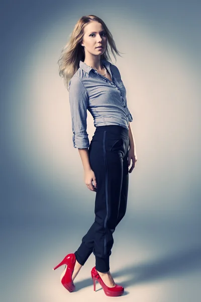 Menina posando em estúdio para fotos de moda — Fotografia de Stock