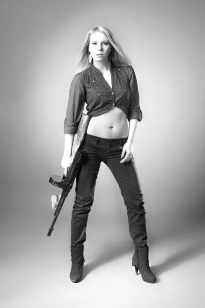 Lány pózol fegyvert — Stock Fotó