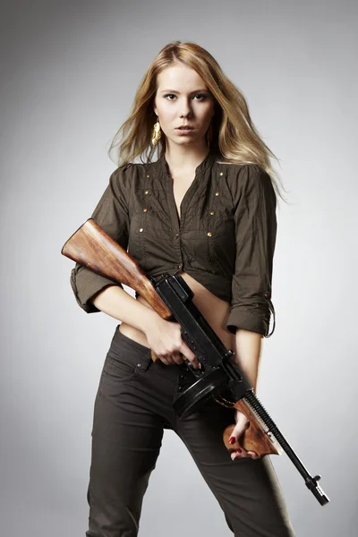 Fille posant avec un pistolet — Photo