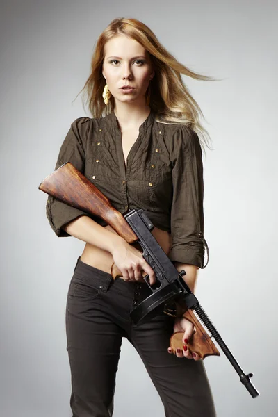 Girl posing with gun — Stock Photo, Image