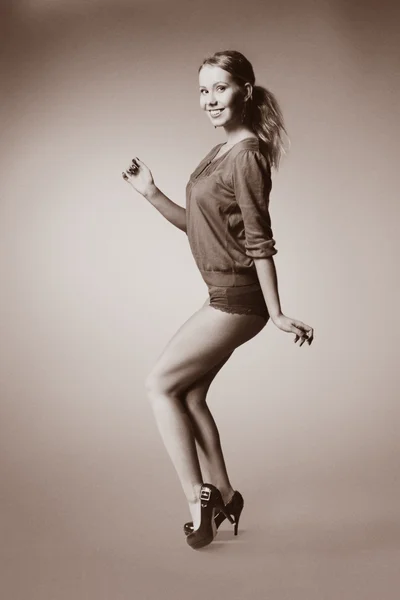 Menina posando em estúdio para fotos de moda — Fotografia de Stock