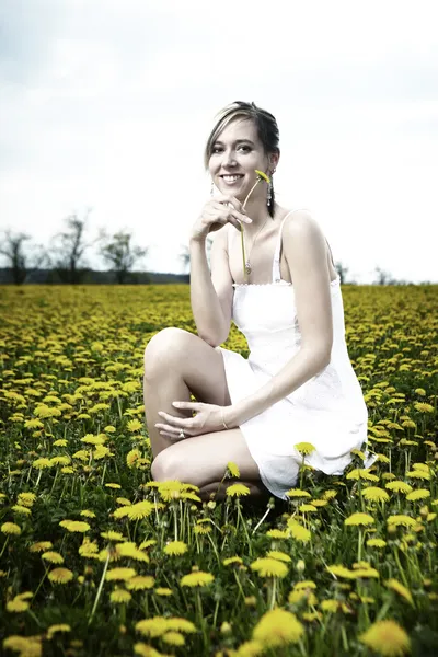 Modelo femenino joven en el prado al aire libre — Foto de Stock