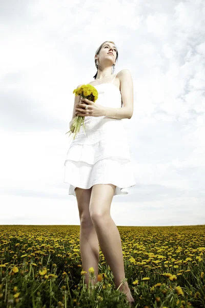 Modelo femenino joven en el prado al aire libre —  Fotos de Stock
