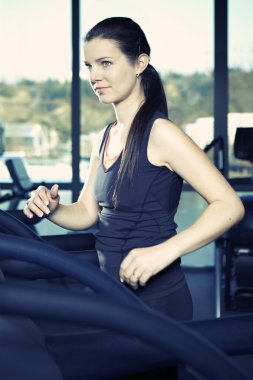 genç kadın modeli modern fitness merkezi