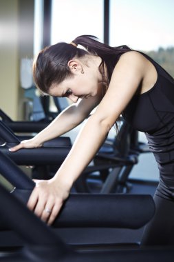 genç kadın modeli modern fitness merkezi
