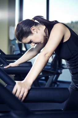 genç kadın modeli modern fitness merkezi