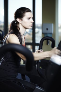 genç kadın modeli modern fitness merkezi