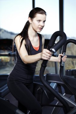 genç kadın modeli modern fitness merkezi