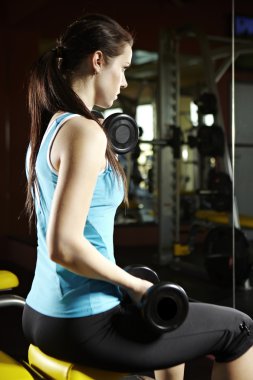 genç kadın modeli modern fitness merkezi