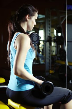 genç kadın modeli modern fitness merkezi