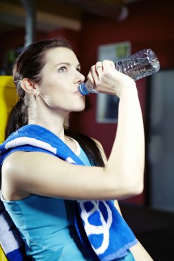 genç kadın modeli rahatlatıcı ve modern fitness merkezinde egzersiz