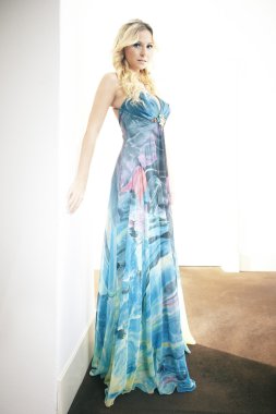 güzel sarışın genç kadın