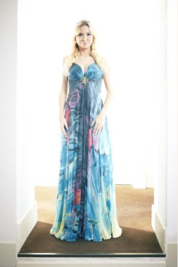 güzel sarışın genç kadın