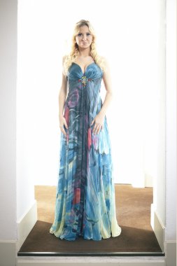 güzel sarışın genç kadın