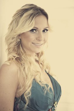 güzel sarışın genç kadın