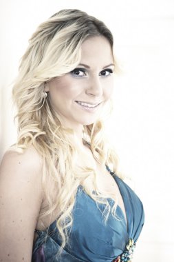 güzel sarışın genç kadın