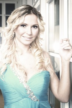 güzel sarışın genç kadın