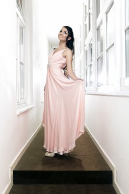 Güzel genç esmer kadın