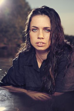 genç kadın model Gölü yaz aylarında poz