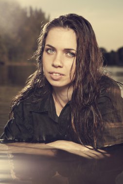 genç kadın model Gölü yaz aylarında poz