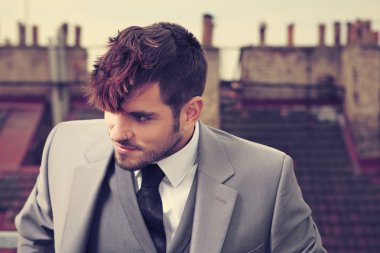 Genç dövmeli erkek modeli