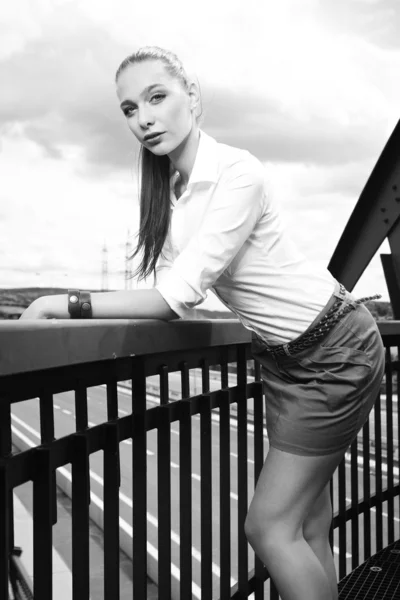 Menina bonita posando na hora de verão na ponte — Fotografia de Stock