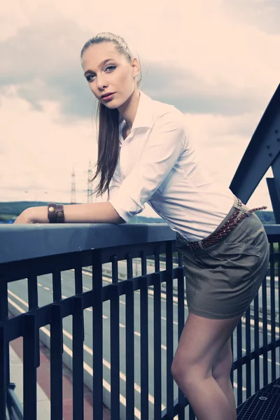 Menina bonita na ponte — Fotografia de Stock