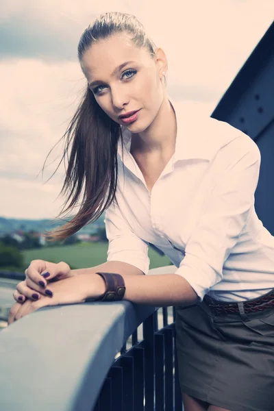 Linda chica en el puente — Foto de Stock