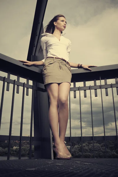 Vacker flicka på bron — Stockfoto