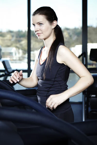 Jovem modelo feminino no moderno centro de fitness — Fotografia de Stock