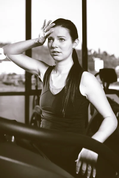 Ung kvinnlig modell i modernt fitnesscenter — Stockfoto