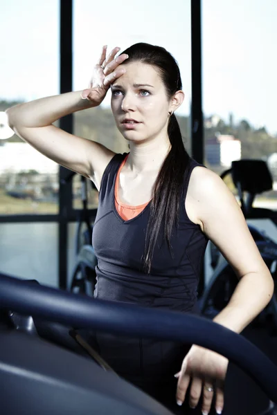 Ung kvinnlig modell i modernt fitnesscenter — Stockfoto