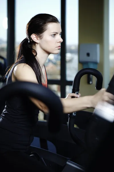 Junges weibliches Modell in modernem Fitnesscenter — Stockfoto